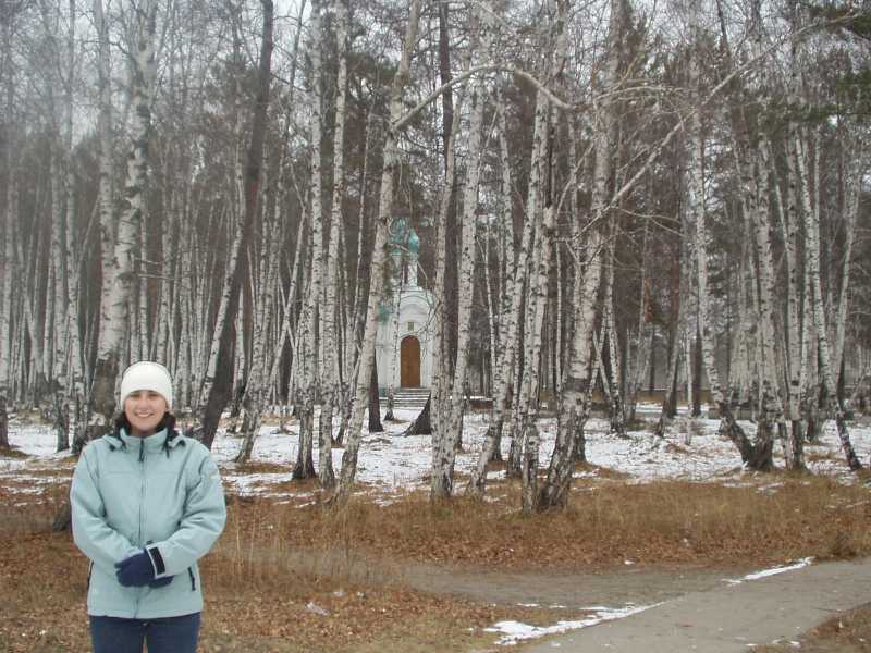 Bérengère devant une petite église